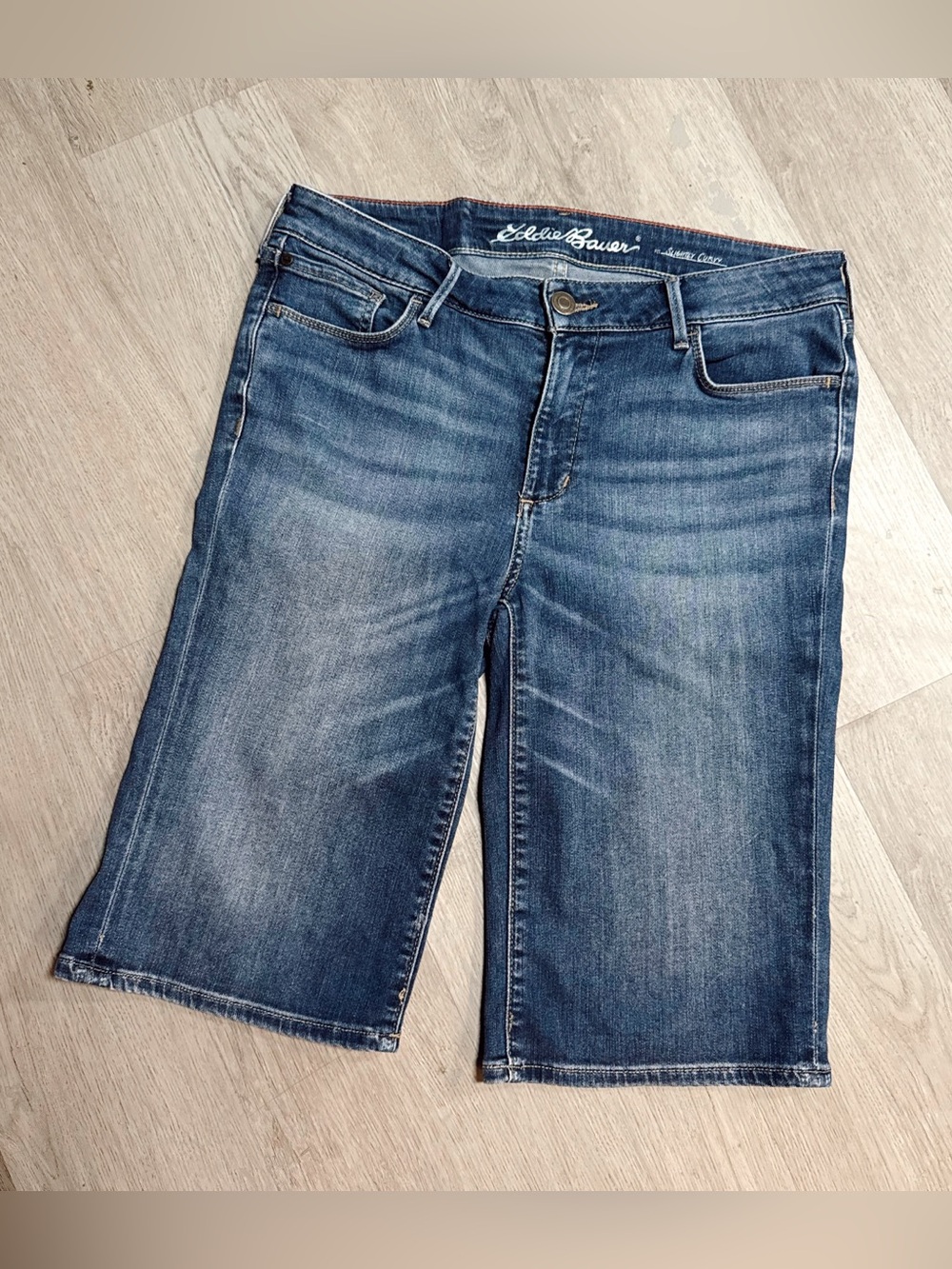 •EDDIE BAUER• SLIGHTLY CURVY DENIM BERMUDA SHORTS